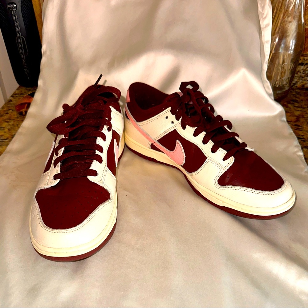 NIKE Dunk Low Retro PRM - Valentine’s Day 2023
Men’s 8.5